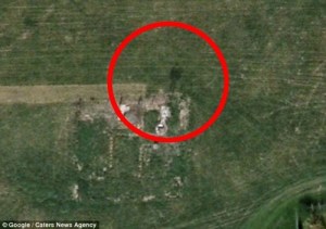 Google Earth a capturé l’image très troublante d’un homme semblant se tenir debout sur les ruines d’une maison dans un village fantôme du Gloucestershire.