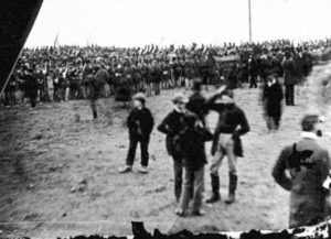 La photo de Basiago est censée avoir été prise lors du discours de Gettysburg donné par Abraham Lincoln le 19 novembre 1863. Bisiago a déclaré qu’il était le garçon debout au centre gauche qui regarde vers sa droite. Il affirme avoir perdu ses chaussures en traversant «?une faille temporelle quantique?» depuis le New Jersey de 1978 jusqu’au Gettysburg de 1863 en Pennsylvanie…