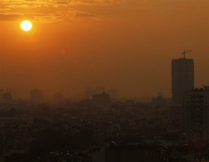 Brume et pollution en plein jour à Hanoi,au Vietnam.