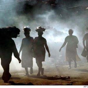 En Haiti,faute de ressources, de nombreux villages brulent leurs déchets.