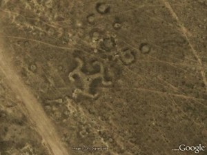 Google Earth est de plus en plus l’outil de prédilection de ce qu’on appelle des géoarchéologues amateurs. La découverte ci-dessus a été faite en 2014 au nord du Kazakhstan. Ce gigantesque géoglyphe a été créé par d’anciennes civilisations, et constitue un exemple parmi tant d’autres dans cette région du Kazakhstan. Grâce à Google Earth, les archéologues ont pu découvrir plus 50 géoglyphes répartis sur toute la planète. 