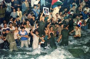 En 1991,il inaugurait le Grand Bassin de Nubie...grâce  aux propres finances du Peuple Libyen.La Libye ne faisait pas affaires avec les banques de Rotschild.