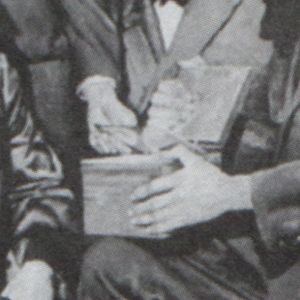 Cette peinture, prétendument datée des années 1800, semble illustrer un homme tenant une boîte à CD alors qu’un autre homme est en train de retirer un CD de cette dernière. Comme nous le savons tous, les CD n’ont fait leur apparition qu’à partir des années 1980, ce qui amène certains à conclure que l’homme en question ne peut être qu’un explorateur temporel montrant sa collection de CD à ses nouveaux amis de l’époque victorienne. Ou s’agissait-il simplement d’une boîte avec un couvercle de verre??