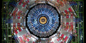 Le LHC, construit par le CERN, est la chose la plus complexe jamais créée par l’homme avec ses 27 kilomètres de circonférence enfuis dans le sol à 174 mètres de profondeur. C’est le plus grand accélérateur de particules un monde qui permet de créer des collisions de protons quasiment à la vitesse de la lumière. Certains scientifiques étaient même un peu inquiets que tout cela conduise à la création d’un trou noir ou d’un trou de ver… ou éventuellement à l’exploration temporelle.