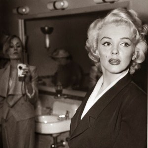Comme on peut le voir sur la photo ci-dessus, la dame à côté de Marilyn Monroe est en train de prendre une photo avec un appareil étrangement moderne pour l’époque. On dirait presque un iPhone…