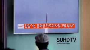 Ce voyageur dans une gare de Corée du Sud observe l'un des missiles lancés par la Corée du Nord,hier.