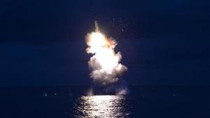 L'agence nord-coréenne de nouvelles vient de publiciser cette photo d'un missile balistique lancé depuis un sous-marin ,de nuit.On ne précise pas la date du lancement.