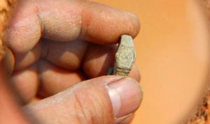 En 2008, des archéologues chinois auraient découvert une minuscule montre en métal parfaitement reproduite alors qu’ils inspectaient un tombeau géant jusque-là resté inviolé. Cette tombe vieille de 400 ans était celle de Si Qing dans le comté de Shangsi en Chine. On rapporte que les archéologues étaient éberlués de voir la montre figée sur 10h03 avec l’inscription «?Suisse?» gravée au dos…