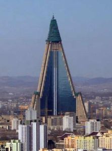 Cet hotel bien connu du centreville de Pyong  Yang adopte  la structure d'une pyramide.Ce qui rapproche le système politique des...Illuminati eux-mêmes!