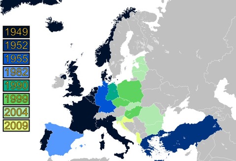 L,expansion de l'OTAN a suivi les révolutions colorées en Europe,planifiées par la CIA. L'UE est une basse-cours  américaine,maintenant.