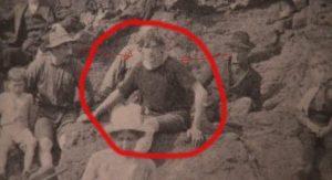  L’homme entouré sur cette photo publiée dans le livre intitulé The Cape Scott Story a été découvert par Jamie Grant. La photo datée de 1917 montre quelques pionniers habillés avec des vêtements et des couvre-chefs typiques de l’époque et un «?explorateur temporel?» sortant du lot avec ses cheveux longs et son vieux t-shirt. L’homme à sa gauche semble le fixer du regard avec incrédulité…