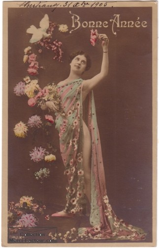 Cette carte postale est datée de 1905. Cette belle grassette nue sous ses drappés et parmis les fleurs, vous souhaite une bonne année ... 