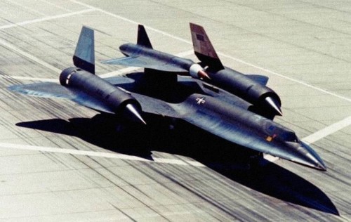 Le D-21, conçu par Lockheed, était un drone de reconnaissance impressionnant. Il pouvait s’élever à plus de 90?000 pieds et atteindre Mach 3,5. Les D-21 étaient des appareils à usage unique qui s’autodétruisait une fois leur mission accomplie, et après avoir éjecté la caméra contenant les précieux renseignements collectés. Ils furent en service seulement deux ans, de 1969 à 1971.