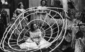 Femme avec crinoline