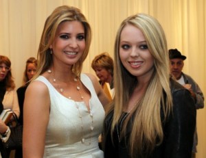 Elle a réussi à dégoter un stage dans LE magazine où tout le monde veut travailler, et les mauvaises langues de dire qu’elle s’est fait pistonnée par sa grande sœur ! Ce qui ne fait pas l’ombre d’un doute pour nous.