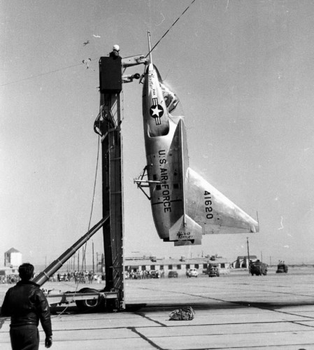 Les avions traditionnels ont besoin d’une piste de décollage et d’une piste d’atterrissage. Dans le monde, certaines pistes sont particulièrement courtes et comportent donc beaucoup de risques. Pour contourner les contraintes liées au besoin de longues pistes d’atterrissage et de décollage, en 1953 la marine américaine décida d’entreprendre la création d’un appareil capable de décoller à la verticale. Ryan Aeronautical créa deux prototypes du X-13 avant que le projet ne soit abandonné.
