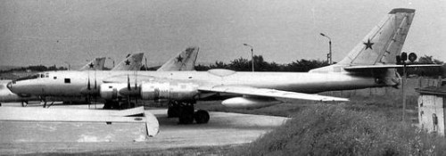 Le Tupolev TU-95LAL était un bombardier conçu par l’Union soviétique en 1961. Le bombardier était propulsé par un réacteur VVRL-100. Le TU-95 était un prototype d’avion destiné à tester la viabilité des avions à propulsion nucléaire. Après une quarantaine de vols d’essai, le projet fut abandonné pour différentes raisons de sécurité.