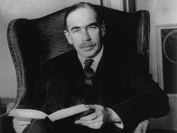 John Maynard Keynes le 31 mai 1929...tenant un livre .