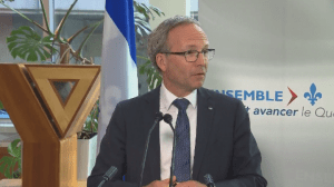 Ici,Martin Coiteux devant la pyramide inversée du YMCA dont il a souvent aidé la cause. Il fait vraiment parti de l'élite,du 1%,lié aux francs maçons