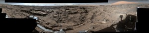 Panorama d’une plaine martienne à proximité de Curiosity