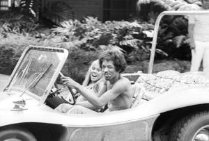 En 1968,Jimmy Hendrix était photographié avec cette belle femme en dune buggy.