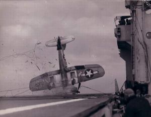 Durant la Deuxième Guerre Mondiale,un Vought F4U Corsair rate son atterrissage.