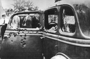La voiture de Bonnie et Clyde après la fusillade fatale .Cette paire de criminels de l'ère de la Grande Dépression n'a pas été très loin, le 23 mai 1934. Ils ont été abattus par la police après des années de vols et commettent plusieurs évasions.
