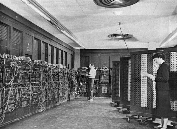 ENIAC (INTÉGRATEUR NUMÉRIQUE ÉLECTRONIQUE ET INFORMATIQUE)  Surnommé «Le cerveau géant» en raison de sa taille, cet ordinateur au début d'abord révélé le 15 Février 1946, a été annoncée pour sa capacité à résoudre "une grande classe de problèmes numériques." 