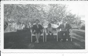 Photo prise par un parent de ma mère ,en aout...1959!Oui,c'est bien moi assis entre mon père et ma mère:j'avais cinq ans à ce moment-là!/ Photo taken by a relative of my mother, in August 1959 ...! Yes, that's me sitting between my father and my mother: I was five at the time! / Foto tomada por un pariente de mi madre, en agosto de 1959 ... Sí, ese soy yo, sentado entre mi padre y mi madre: yo tenía cinco años en el momento