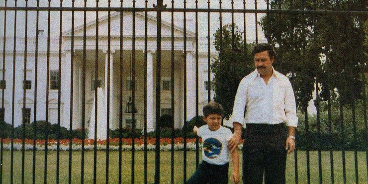 Pablo Escobar était très recherché  par les principaux organismes gouvernementaux américains, mais cela ne l'a pas empêcher de visiter les États-Unis en tant que touriste à l'occasion. Selon son fils, ils ont  visité  Disneyland à quelques reprises.
