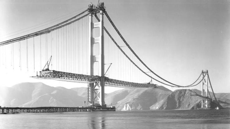 La construction du fameux  pont  Golden Gate  a commencé le 5 Janvier 1933 et a coûté 35 millions $ pour la construction. Cependant, il a été achevé en avance sur le calendrier prévisionnel et du  budget de 1,3 M $. Assez impressionnant pour une telle entreprise énorme.