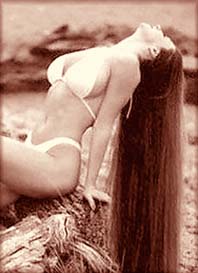 Photo d'époque de Vera,en transes,une  voyante au service de Maria Orsic et de la Société du Vril.Vous noterez la longueur des cheveux qui d'après l'enseignement de Maria,permettrait plus facilement les contacts télépathiques.