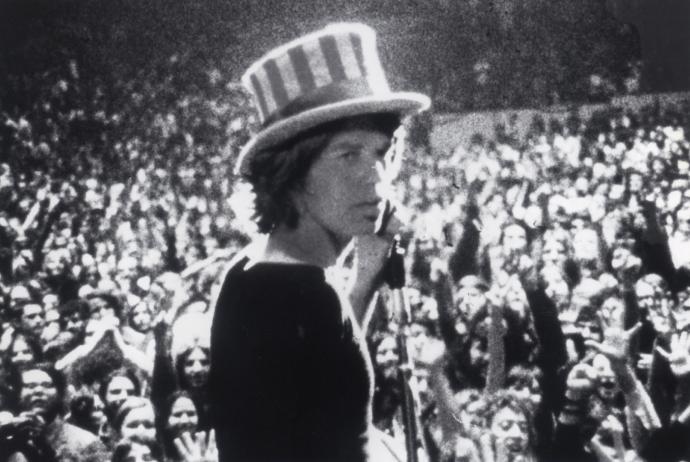 Mick Jagger chant Gimme Shelter.
