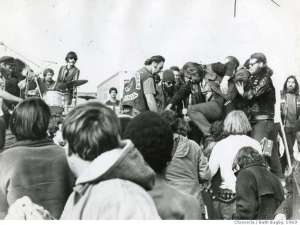 La violence des Hell Angels s'installe et Mick Jagger s'arrête un instant de chanter.