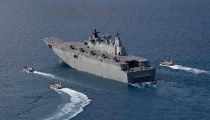 HMAS Canberra Le navire de guerre a un système de radar et d'armes sophistiquées. Il possède un système anti-missile supérieure qui peut dévier des missiles. 18 hélicoptères peuvent atterrir sur ce navire.