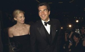 Le 16 Juillet 1999, le fils unique de John F. Kennedy et Jackie Kennedy est mort dans un accident d'avion. Son avion écrasé dans l'océan Atlantique au large de la côte de la vigne de Martha. Sa femme et sa sœur-frère ont également été tués dans l'incident. At-il jamais fin ?! 