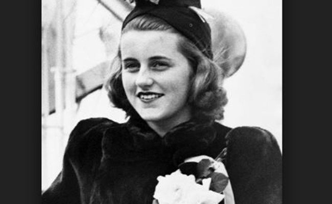 Puis, quatre ans plus tard, en 1948, Kathleen est également mort. Elle est morte dans un accident d'avion alors que le vol du sud de la France en vacances avec trois amis. Son père était le seul membre de la famille pour assister à ses funérailles.
