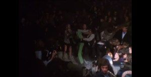 Meredith Hunter vient d'être poignardé à mort sous l'oeil complice de milliers de fans de Mick Jagger,le sataniste.