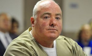 En 1975, 15 ans, Martha Moxley a été battu à mort avec un club de golf dans la cour de sa famille. Michael Skakel a été chargé de l'assassiner quand le club de golf trouvé sur les lieux a été tracée de nouveau à lui. Le cas affecté la publicité à grande échelle comme Skakel associée à la famille Kennedy. Il est le neveu de Robert F. Kennedy.