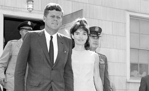Le 7 Août 1963, Jackie Kennedy a donné naissance à un petit garçon prématuré, Patrick, par césarienne, mais tragiquement il est mort deux jours après la naissance. Jackie avait également subi une fausse couche en 1955 et a donné naissance à une fille mort-né, Arabella, en 1956.