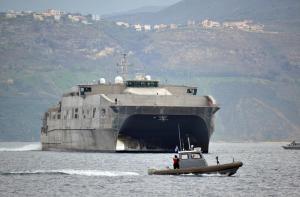 USNS Spearhead Il est un transporteur de troupes qui peuvent transporter un total de 312 soldats dans les zones de combat. Il a quelques caractéristiques militaristes.