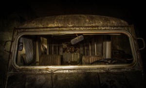 Plutôt que d'être juste une autre carrière vide, le tunnel dans le centre de la France contenait un énorme trésor de voitures anciennes. Elles étaient en train de rouiller loin de la vie des humains, et donnaient l'impression qu'elles n'avaient pas vu la lumière du jour depuis des décennies.
