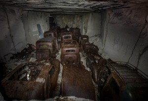 Parmi elles, se trouvaient des véhicules qui semblaient avoir leur origine dans les années 1930 en France. Il y avait, en fait, des dizaines de ces voitures, toutes stationnés en rangées - Renault, Peugeot et Citroën parmi elles,particulièrement.