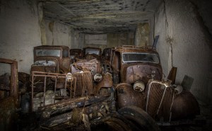 En fait, à peu près toutes les voitures avaient été vidées; tout ce qui restait de la plupart d'entre elles étaient des carosseries. Il est probable que certaines d'entre elles peuvent même  avoir des certaines de  parties qui ont été enlevées au cours des années, par celui qui le savait à leur sujet ou avait accès à la carrière.