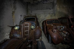 En effet, la réquisition des véhicules était une pratique courante par les nazis pendant la guerre. Ils dépouillaient les métaux et d'autres ressources des voitures afin de les utiliser pour fabriquer  leurs propres machines de guerre et des armes.