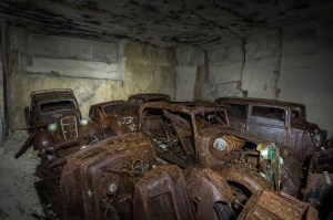 Par conséquent, il est facile d'imaginer que les habitants ont peut-être conduire leurs voitures vers le souterrain  dans la carrière pour les protéger d'être mis au rebut. Dans une telle situation, il est probable qu'ils auraient prévu de les récupérer après que la guerre aurait pris fin.
