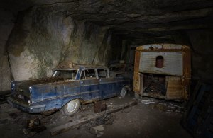 Cependant comme pour ajouter au mystère, il semble que quelqu'un a eu accès à la carrière à un moment donné au cours de ces décennies. En effet, à côté des véhicules rouillés ,il y a  une poignée de  modèles plus récents, dont certains ont même conservé leur peinture d'origine - comme un bleu 1960 Opel Kapitän.