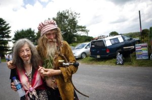 Pas sûr qu'ils carburent seulement à l'eau minérale. Pour Grandpa Woodstock et son épouse Queen Estar, le temps s'est arrêté en août 1969.