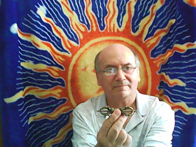 Ici je tiens dames mains un générateur Vril,comme en possédait un Maria Orsic.C'est une source de concentration dans mon travail,un objet qui aide à toute forme de méditation.